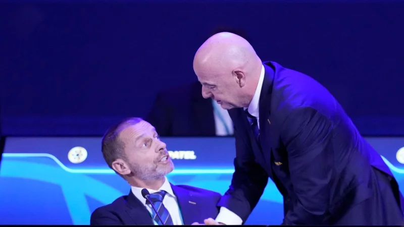 UEFA-Chef Ceferin (l.) und FIFA-Boss Infantino haben Gesprächsbedarf. - © Fernando Calistro/AP/dpa