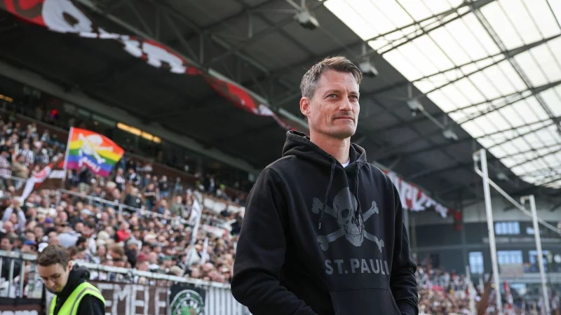 Will offenbar beim FC St. Pauli bleiben: Trainer Alexander Blessin. - &copy; Christian Charisius/dpa