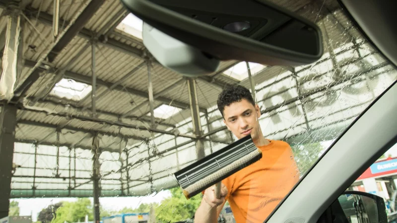 Eine saubere Windschutzscheibe ist wichtig, sonst kann es heikel werden. Denn Schmutz und Schlieren k&ouml;nnen Sonnenlicht ung&uuml;nstig brechen. - &copy; Christin Klose/dpa-tmn