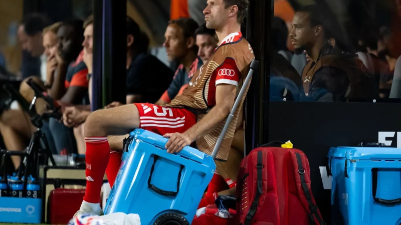 Auch als Reservist immer für etwas Besonderes gut: Thomas Müller verfolgt das Spiel gegen Boca Juniors auf einer Kühlbox sitzend. - © Sven Hoppe/dpa