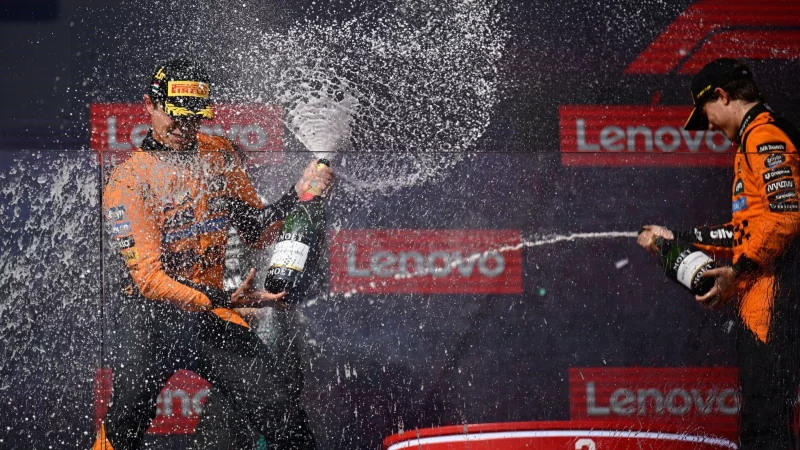 Der WM-Kampf wird zwischen Lando Norris (links) und Oscar Piastri entschieden. (Archivbild) - © Denes Erdos/AP/dpa