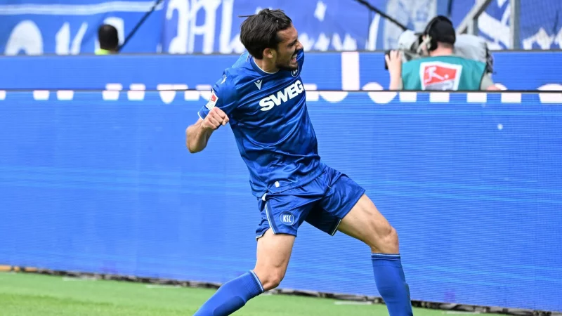 Karlsruhes Roko Simic bejubelt das 1:0. - © Uli Deck/dpa