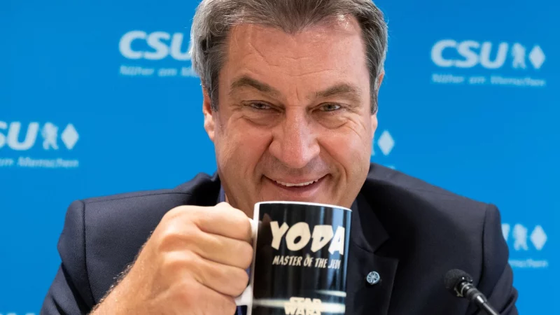 Markus S&ouml;der - hier mit &laquo;Yoda&raquo;-Tasse auf einem Bild aus dem Jahr 2022 - hat zum Star-Wars-Tag gegr&uuml;&szlig;t. (Archivbild) - &copy; Sven Hoppe/dpa