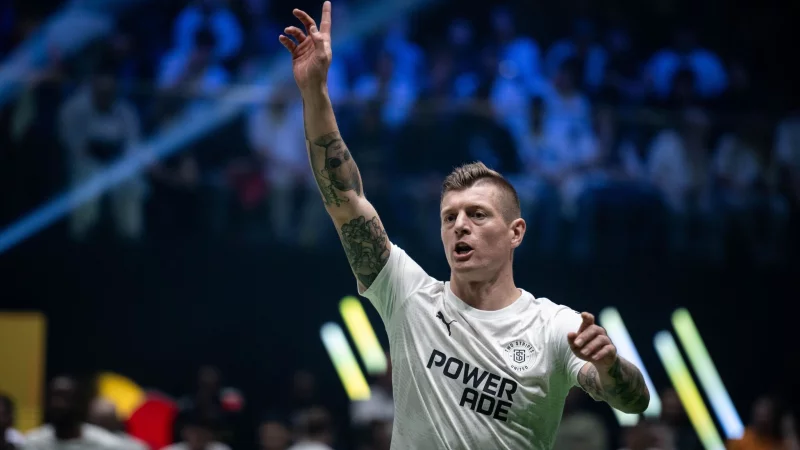 Toni Kroos steht zu seinem Ex-Teamkollegen. - © Fabian Strauch/dpa