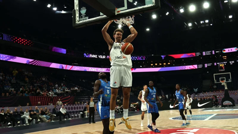 Franz Wagner beim Abschluss. - © Matthias Stickel/dpa