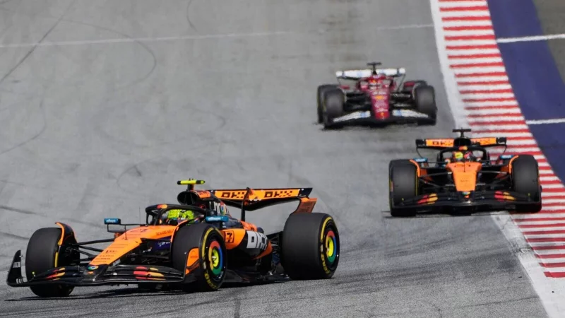 Lando Norris (l) und Oscar Piastri (m) mal wieder an der Spitze. - © Darko Bandic/AP/dpa
