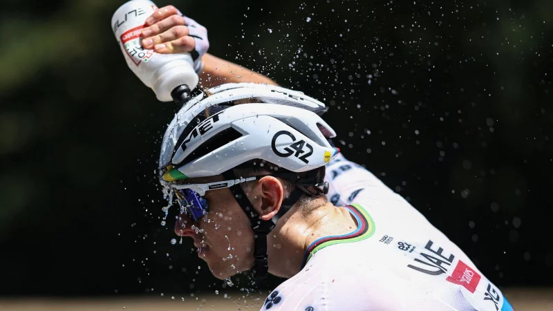 Abkühlung auf der siebten Etappe: Tadej Pogacar gönnt sich kühles Wasser. - © Anne-Christine Poujoulat/AFP/dpa