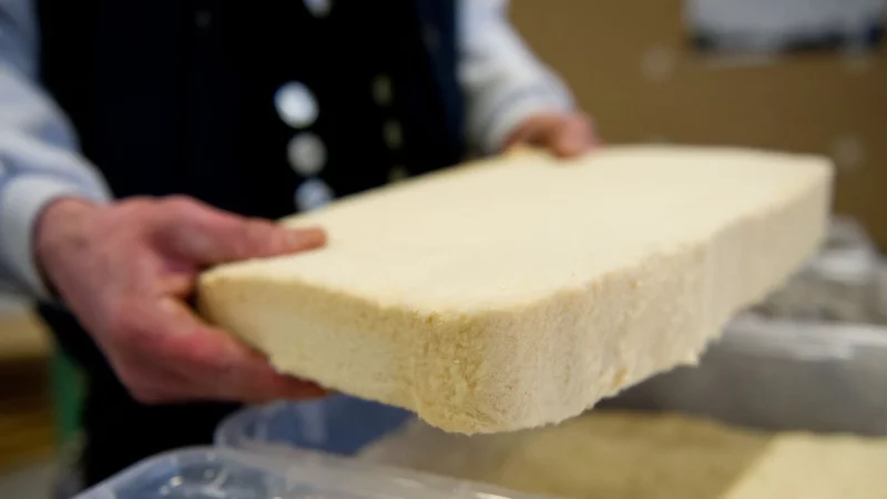 Welcher Dämmstoff am besten passt, ist von der konkreten Bausituation und den individuellen Anforderungen abhängig. - © Inga Kjer/dpa-tmn