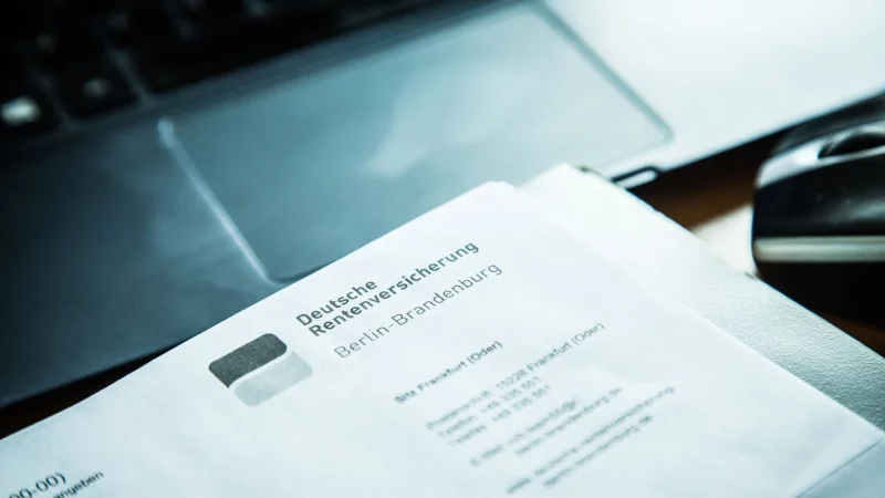 Rentenbescheide können Fehler enthalten, meist aber liegt es daran, dass Informationen fehlen. - © Christin Klose/dpa-tmn