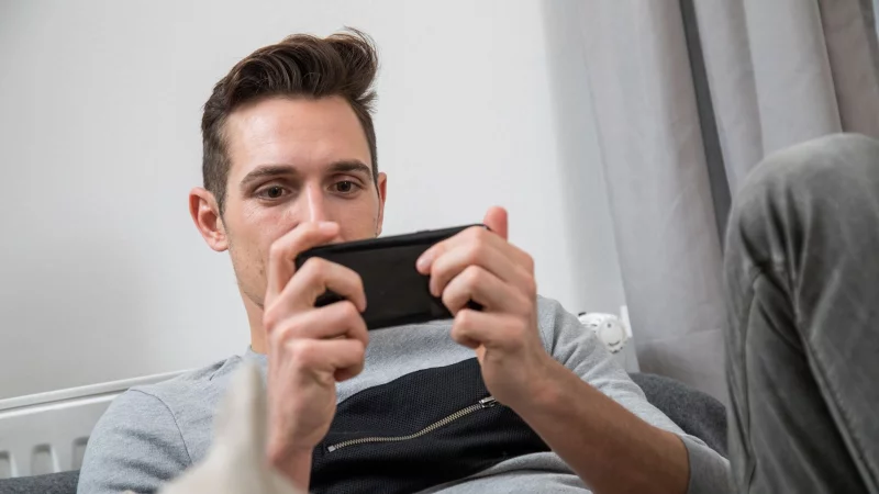 Verlockende Angebote: Bei Online-Games werden In-App-Käufe oft versteckt präsentiert. - © Christin Klose/dpa-tmn