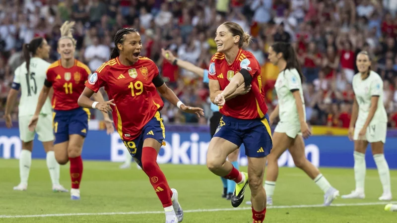 Fiesta in Bern: Esther González (r) und Vicky López feiern den torreichen Auftakt. - © Peter Klaunzer/KEYSTONE/dpa