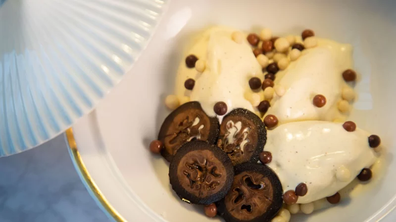 Schwarze Walnüsse in feine Scheiben geschnitten geben dem Vanilleeis mit Schokoladenkugeln einen Extra-Kick. - © Christin Klose/dpa-tmn