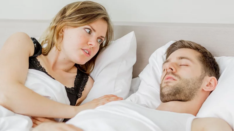 Schnarch! Auch wenn es manchmal schwer zu ertragen ist, ziehen viele Frauen den gemeinsamen Schlaf mit dem schnarchenden Partner getrennten Schlafzimmern vor. - © Monique Wüstenhagen/dpa-tmn