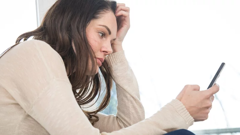 Besonders bei j&uuml;ngeren Leuten zwischen 18 und 39 Jahren kommt es zum Streit am Handy: 84 Prozent von ihnen kennen &laquo;Fexting&raquo; aus eigener Erfahrung. - &copy; Christin Klose/dpa-tmn