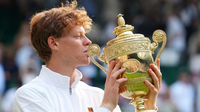 Jannik Sinner feiert seinen ersten Wimbledon-Triumph. - © Kirsty Wigglesworth/AP/dpa