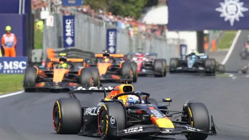 Nach seinem Manöver beim Start gab Verstappen kurz die Führung wieder her. - © Antonio Calanni/AP/dpa