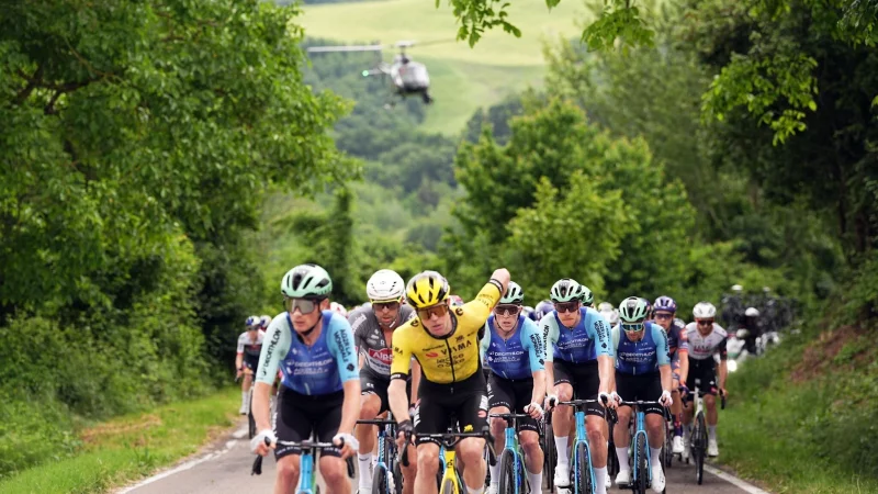 Die Fahrer beim 108. Giro d\\\'Italia in Aktion. - © Marco Alpozzi/LaPresse via ZUMA Press/dpa