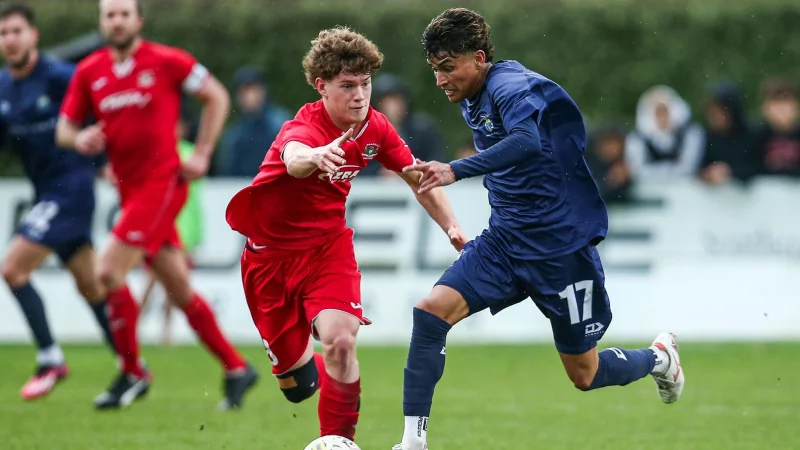 Jerson Lagos (r) ist mit Auckland City in der Gruppe des FC Bayern klarer Au&szlig;enseiter bei der Club-WM. - &copy; Andy Skinner/www.photosport.nz/AP/dpa