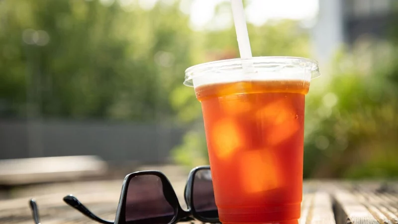 Cold Brew Kaffee mit Eiswürfeln: Da bei der Mazeration keine Bitterstoffe gelöst werden, schmeckt er mild und weich. - © Christin Klose/dpa-tmn