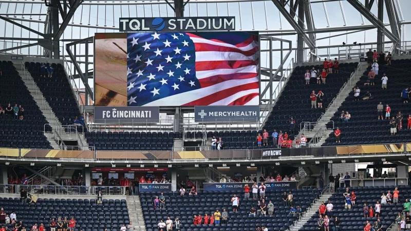 Im TQL Stadium melden sich Fans des FC Bayern zu Wort. - © Sven Hoppe/dpa