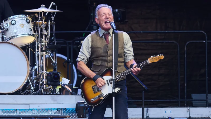 Derzeit absolviert Bruce Springsteen seine Europa-Tournee. - © Annette Riedl/dpa