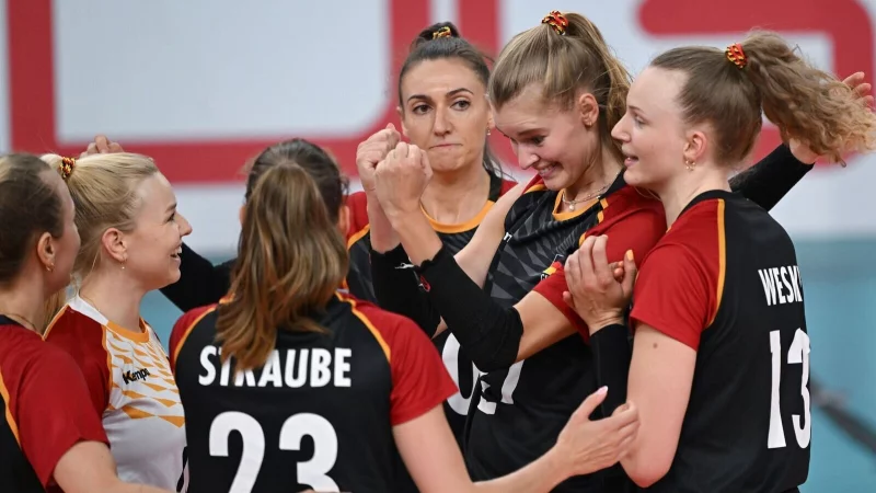 Das deutsche Team schafft einen Sieg zum Auftakt. (Archivbild) - © Arne Dedert/dpa