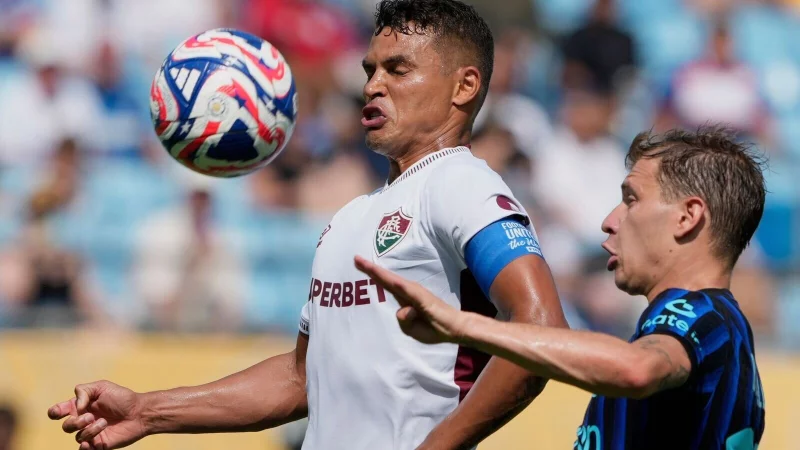 Thiago Silva (l) ist auch mit 40 Jahren noch zweikampfstark - © Chris Carlson/AP/dpa