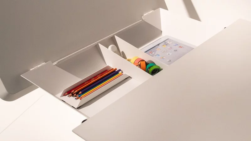 Auch kleine Schreibtische bieten Stauraum unter einer hochklappbaren Platte, wie dieses Modell von Müller Small Living. - © Franziska Gabbert/dpa-tmn