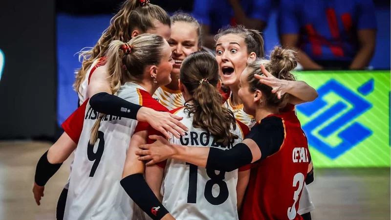 Die deutsche Auswahl schafft den zweiten Sieg. - &copy; --/ volleyballworld/dpa