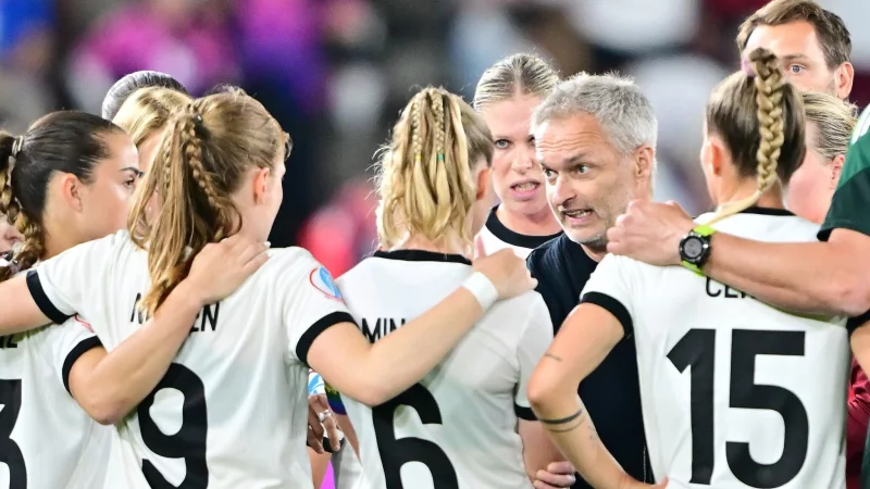 Wer spielt? Bundestrainer Christian Wück ist gefragt. - © Sebastian Christoph Gollnow/dpa