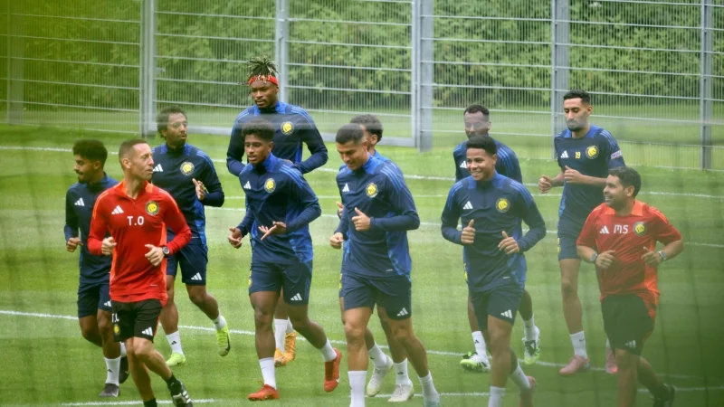 Cristiano Ronaldo (Mitte) sorgt mit dem Trainingslager seines Clubs Al-Nassr in Saalfelden f&uuml;r Aufregung. - &copy; Franz Neumayr/APA/dpa