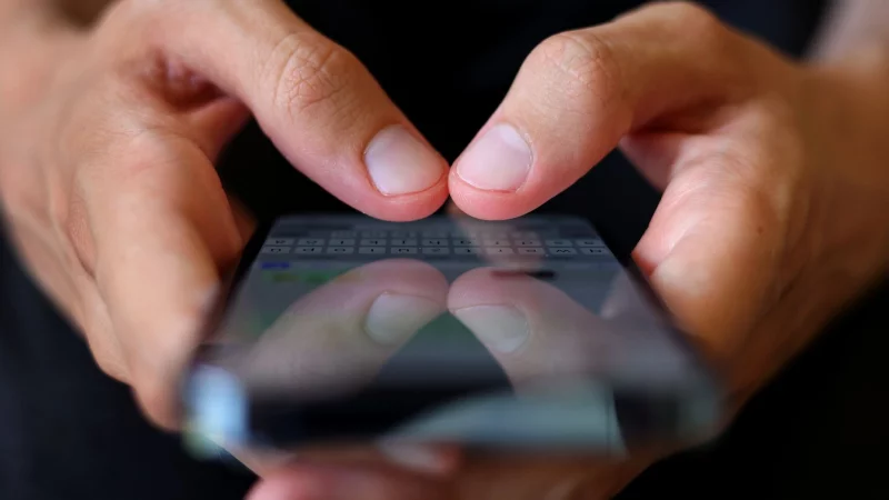 Ein paar kleine Fingertipps, die sich lohnen: Einfach GPS, WLAN oder Bluetooth abschalten, wenn es nicht benötigt wird. - © Karl-Josef Hildenbrand/dpa