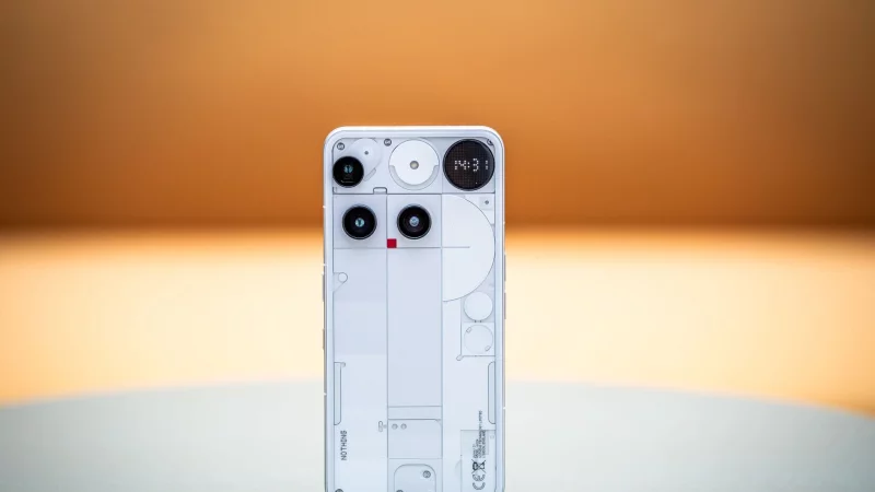 Striche, Kästen, Kreise und ein Bruch mit gewohnten Sichtlinien - die Rückseite des Nothing Phone 3 ist mindestens interessant. - © Zacharie Scheurer/dpa-tmn