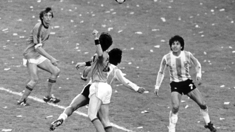 Der argentinische Verteidiger Luis Galv&aacute;n hat im WM-Finale 1978 den Ball im Blick. Wenig sp&auml;ter ist er Fu&szlig;ball-Weltmeister. - &copy; picture-alliance/ dpa