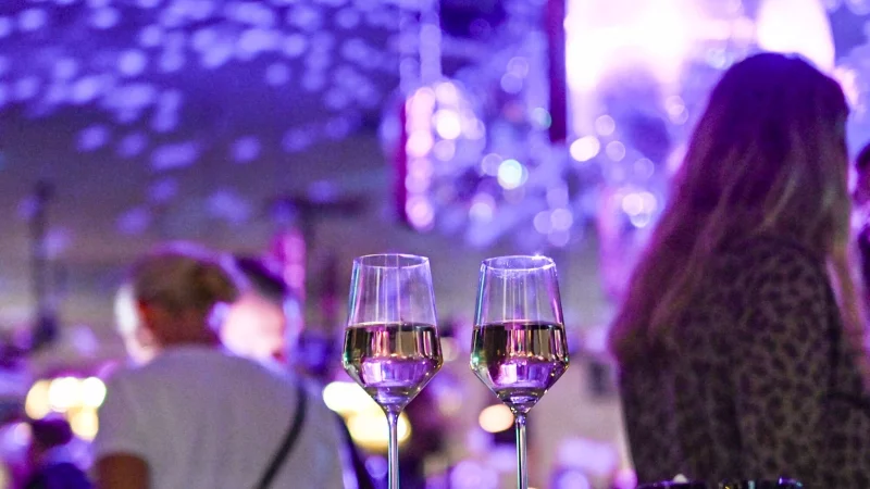 Besser nicht unbeaufsichtigt stehen lassen: Getr&auml;nke in einem Nachtclub. - &copy; Jens Kalaene/dpa/dpa-tmn