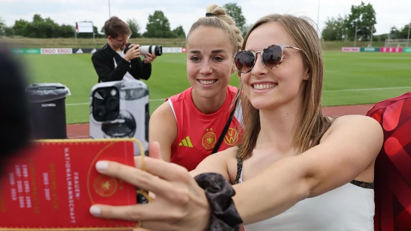 Bei den Fans begehrt für Selfies: DFB-Kapitänin Giulia Gwinn. - © Daniel Löb/dpa