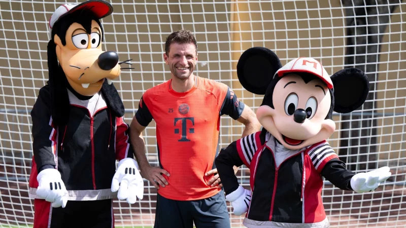 Thomas Müller in Orlando mit Goofy und Micky Maus. - © Sven Hoppe/dpa