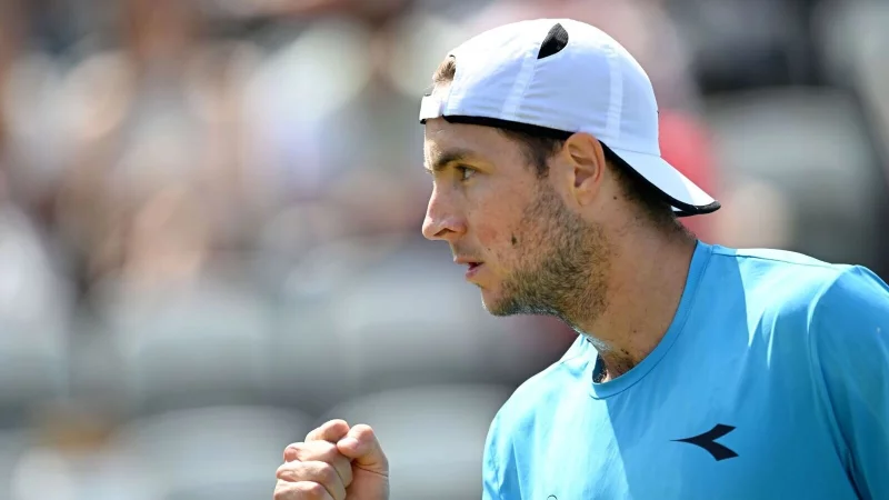 Jan-Lennard Struff gewinnt sein Erstrundenmatch in Stuttgart. - © Marijan Murat/dpa