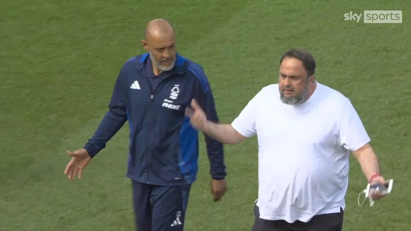 Forest-Besitzer Evangelos Marinakis (r) beschwert sich bei Forest-Trainer Espirito Santo. - © Sky Sports/X/PA Wire/dpa