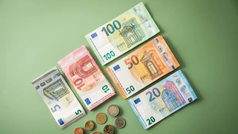 Trotz Leitzinssenkung bieten manche Banken noch über 2?% aufs Tagesgeld. - © Christin Klose/dpa-tmn