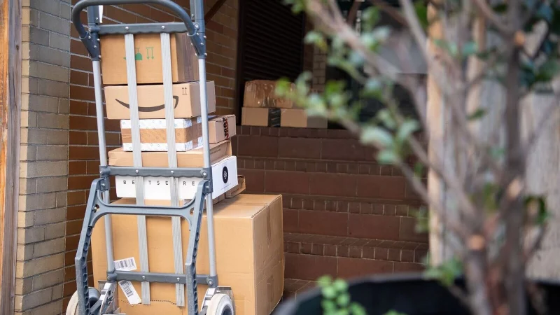 Kommt sie pünktlich, unbeschädigt und am richtigen Ort an? Nicht immer geht bei Brief- und Paketsendungen immer alles glatt. Gut zu wissen, was dann zu tun ist. - © Sebastian Gollnow/dpa