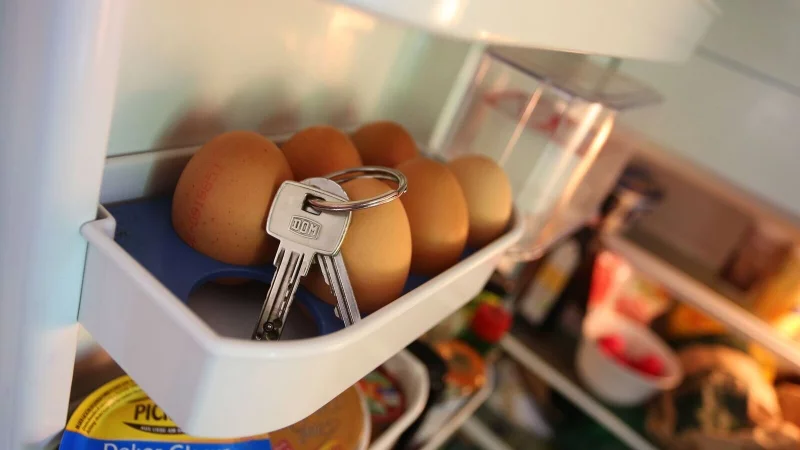 Wie kommt der Schl&uuml;sselbund ins Eierfach? Betroffene einer Demenz neigen dazu, Gegenst&auml;nde an ungew&ouml;hnlichen Stellen zu verlegen - weil sie vergessen, wof&uuml;r sie gut sind. - &copy; Karl-Josef Hildenbrand/dpa/dpa-tmn
