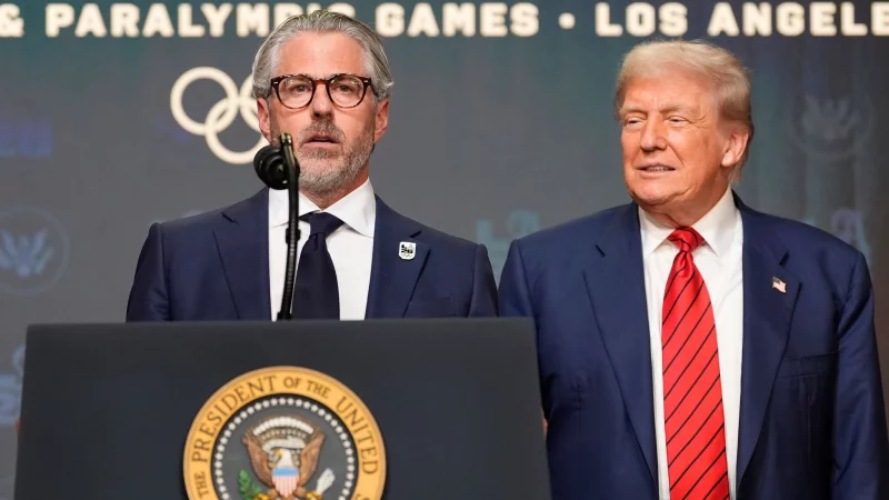 US-Präsident Trump (r) und Olympia-Organisationschef Casey Wasserman - © Alex Brandon/AP/dpa