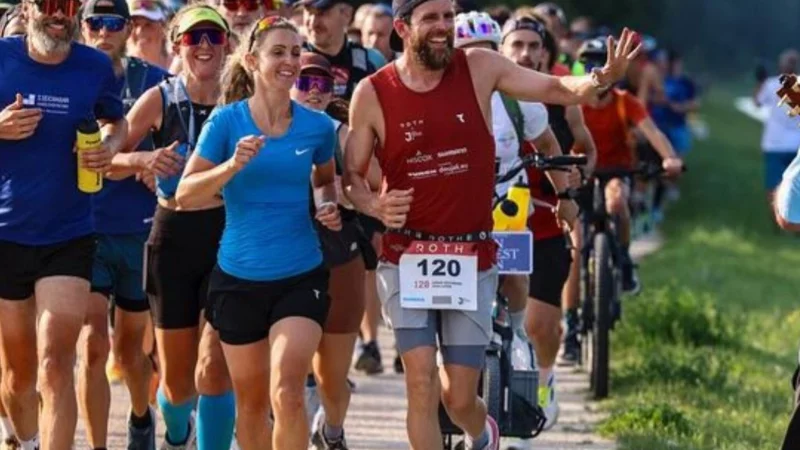 Josefine Rutkowski, hier mit Jonas Deichmann, plant nun ihren eigenen Weltrekordversuch. - © -/Jonas Deichmann/dpa