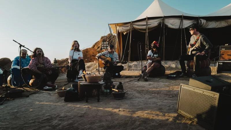 Die Band Juli performt in der W&uuml;ste Marokkos mit Einheimischen bei Sonnenuntergang. (Szene aus &laquo;Song Trip: Juli x Marokko&raquo;/ZDF-Streamingportal). - &copy; Korbinian Maier/ZDF/dpa