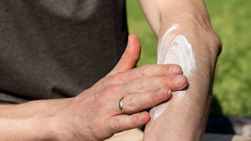26 Sonnencremes, -lotionen und -sprays hat die Stiftung Warentest in ihrer aktuellen Ausgabe untersucht. - © Zacharie Scheurer/dpa-tmn