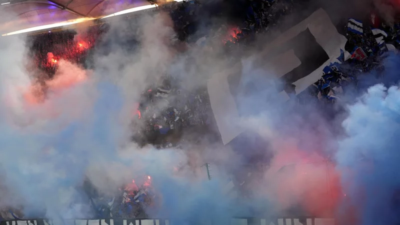 Schon vor dem Spiel sorgten die HSV-Fans für Festtagsstimmung im Volkspark. - © Marcus Brandt/dpa