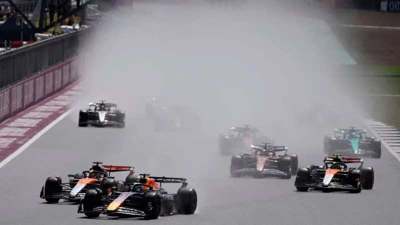 Regen und eine nasse Piste sorgen in Silverstone f&uuml;r Chaos. - &copy; Darko Bandic/AP/dpa