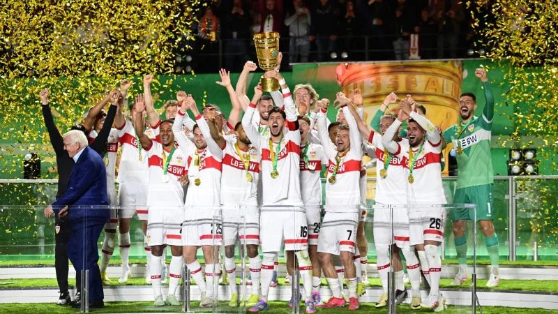 VfB-Kapitän Atakan Karazor streckte den Pokal als Erster in den Berliner Nachthimmel. - © Bernd Weißbrod/dpa