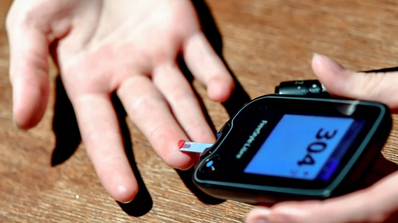 Das richtige Timing von Messung und Insulingabe kann bei Reisen entscheidend sein. - © Jens Kalaene/dpa-Zentralbild/dpa-tmn